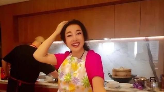 刘晓庆为老公亲自下厨！做饭打扮粉嫩娇美，74岁风韵犹存状态无敌