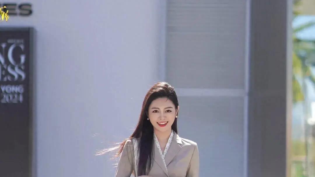 40岁女人早春职场穿搭，“西服衬衫+裙装长裤”时髦干练，显年轻