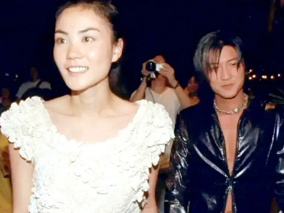 机场高调秀爱！55岁王菲靠在谢霆锋肩头撒娇，两人着装酷似母子