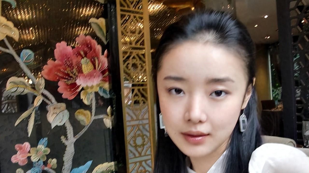 曾被张艺谋力捧的她，嫁富豪卷款61亿逃跑，现状如何？