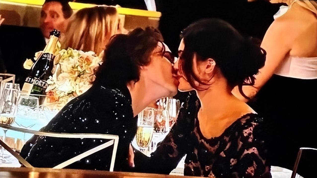 高能撒糖！甜茶颁奖礼上吻凯莉，30秒亲了3次，卡戴珊小妹娇羞