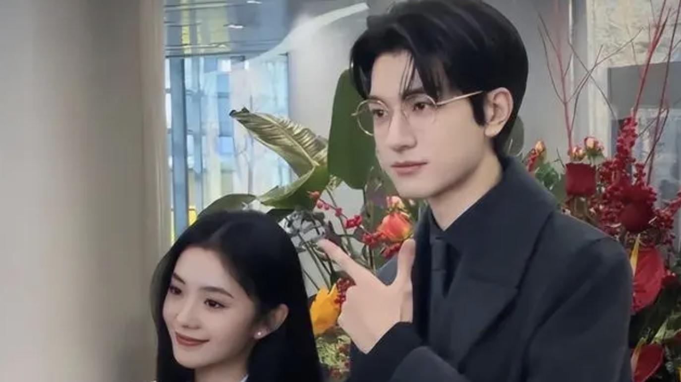 当30岁钟楚曦跟25岁杨超越同框，演员脸与爱豆脸的区别出来了