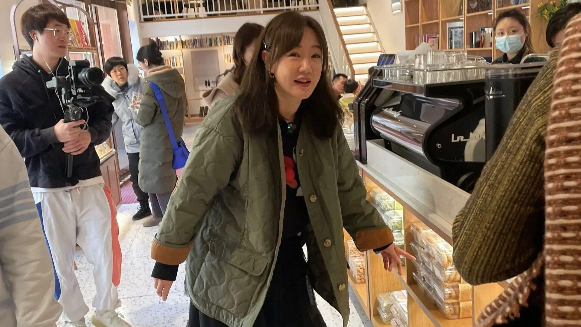 45岁薛佳凝现身街头近照曝光，胖头肿脸被吐槽，至今单身