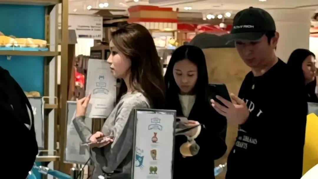 王思聪又要当爹了？现女友伦敦购物小腹隆起，王思聪全程拎包陪伴！