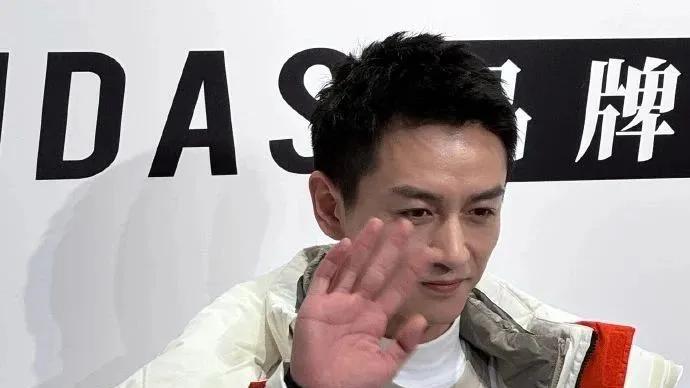 41岁陈妍希现身成都面馆，奶萌穿搭又甜又乖仿佛18岁，陈晓好福气