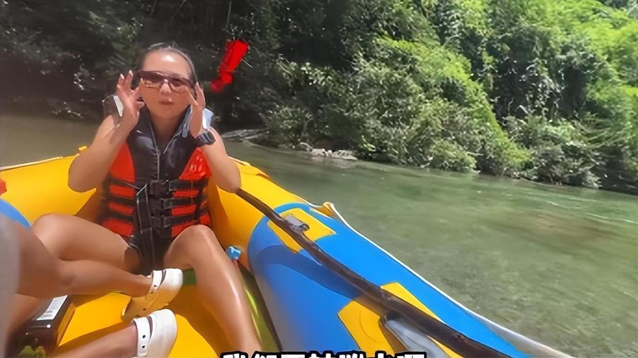 何洁携一家泰国度假，38岁已有白发成焦点，两女儿身材各有千秋