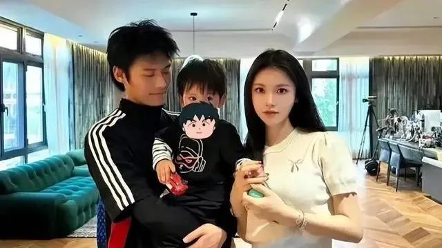 小杨嫂发声！称自己在旅游，绝对信任小杨哥，还要给女主播刷礼物