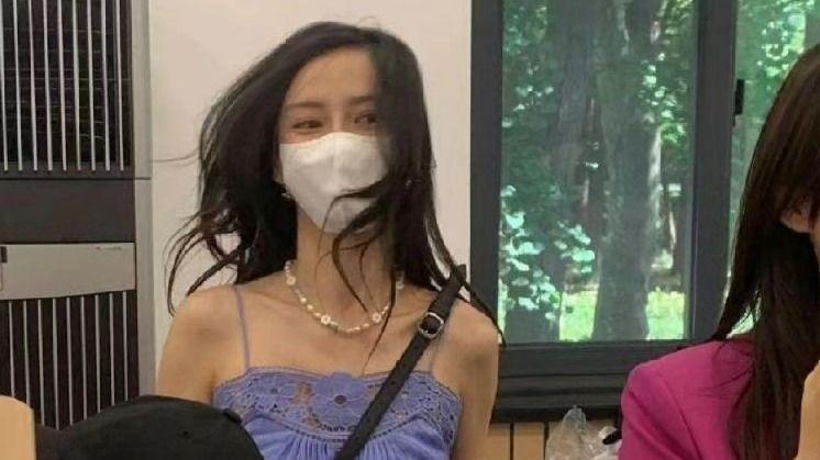 董卿参加儿子学校义卖，儿子是小海绵学长，baby礼服珠宝高调亮相