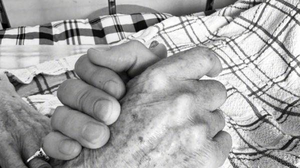 黄晓明95岁姥姥去世！最后露面瘦到皮包骨，没等到黄晓明二胎出生