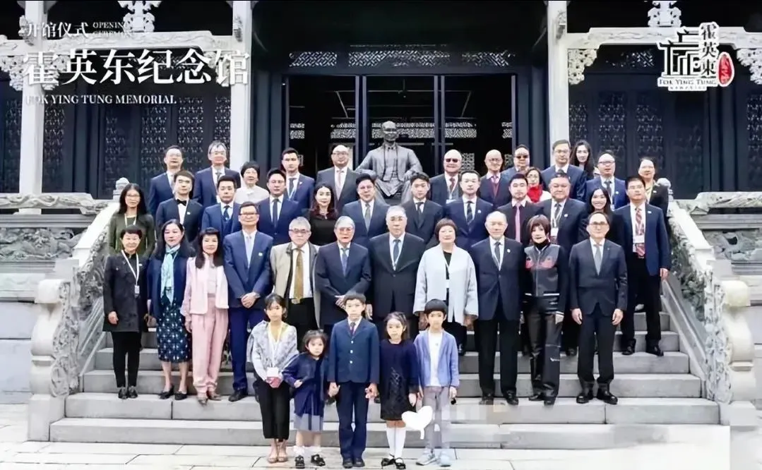 霍家三代齐聚大拍全家福：郭晶晶穿黑裙稳坐长媳之位，霍中曦携俩妹站C位好抢眼！