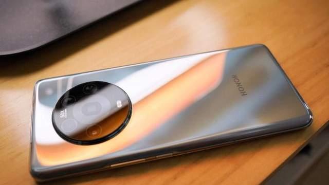 荣耀启动“清仓模式”，从4499跌至1775，双主摄+双曲面屏+66W