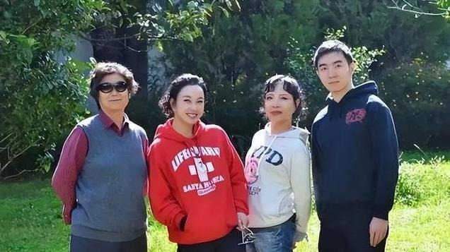 73岁刘晓庆和68岁妹妹出游被遇！妹妹已成奶奶，她打扮粉嫩像少女