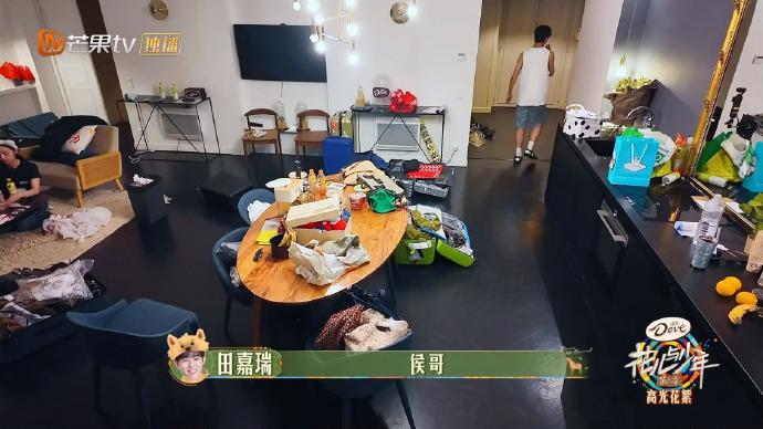 花少还原4人吃9人餐事情始末，看了完整版，网友陆续向周雨彤道歉