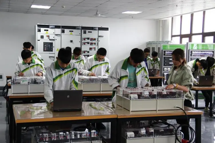 大学毕业生赛道越来越拥挤！调整赛道！或许职业技术教育院校的前景更广阔！