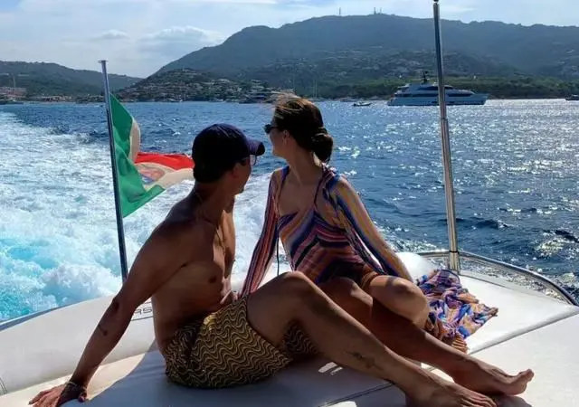 张馨月晒出济州岛度假照，吴千语施伯雄在度蜜月，不禁感慨差距太大