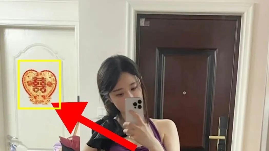 轩子巨2兔晒美照，背后竟然出现“囍”字，网友质疑：结过婚还搞擦边