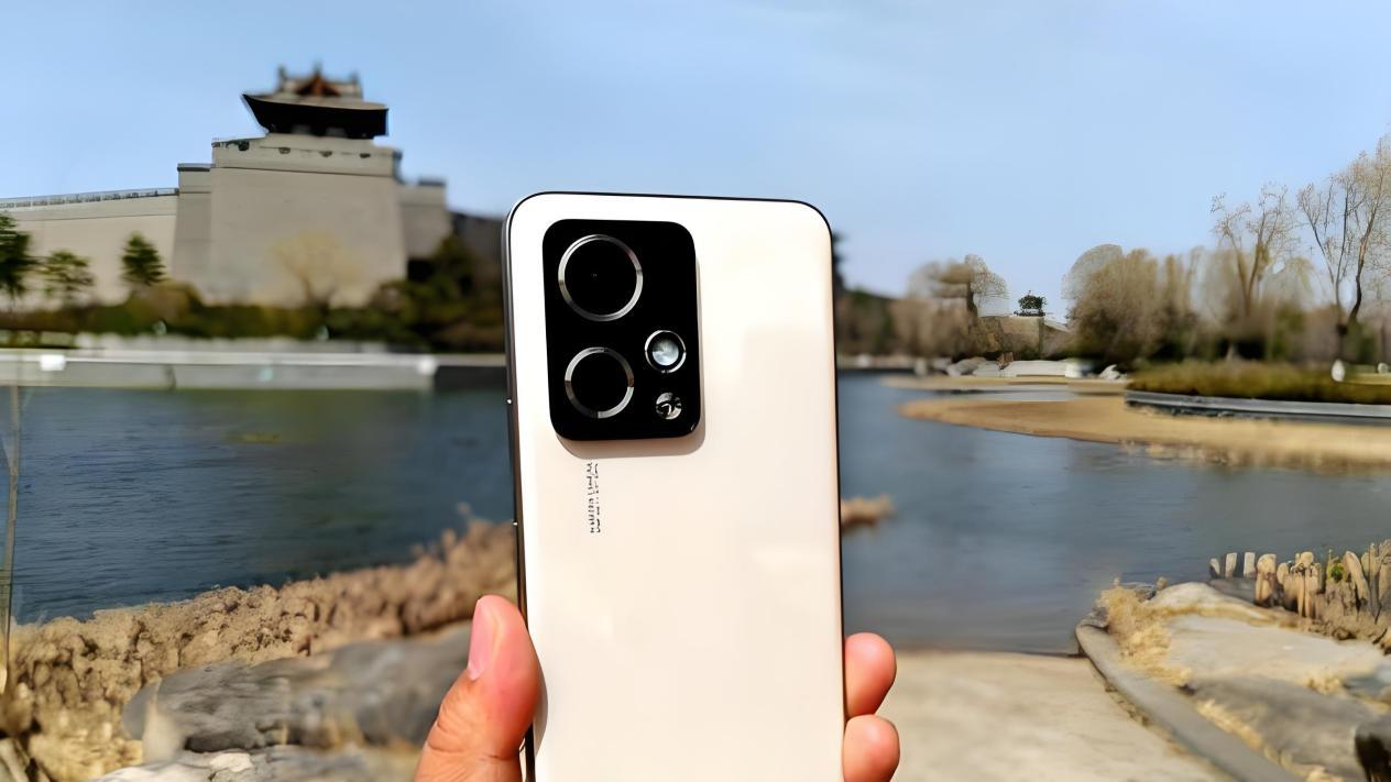 榮耀化身“價(jià)格屠夫”，12GB+256GB跌價(jià)1150元，售價(jià)再創(chuàng)新低