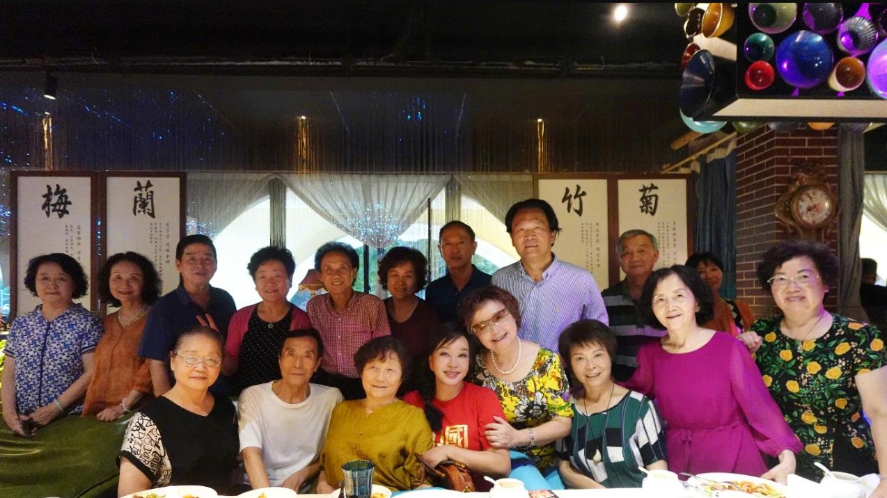 刘晓庆和初中同学聚会，73岁刘晓庆像23岁女学生，和同学同框像两代人