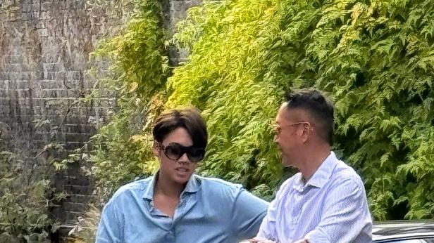 李嘉欣晒孩子和丈夫合照：13岁许建彤长高许多，与许晋亨聊天好惬意