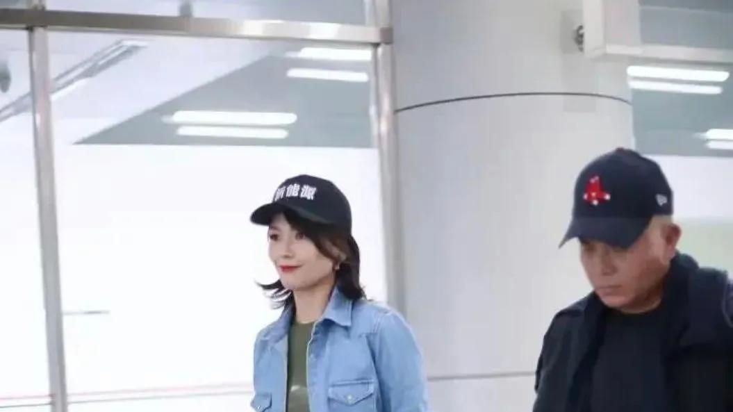 刘涛夫妇罕见合体走机场，穿连体裤单手插兜太有巨星气场