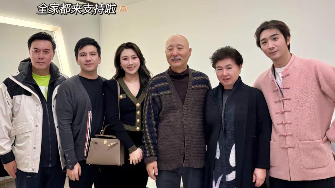 陈佩斯兄妹罕有同框！妹夫张山站边上，外甥女仍然避不开陈家基因