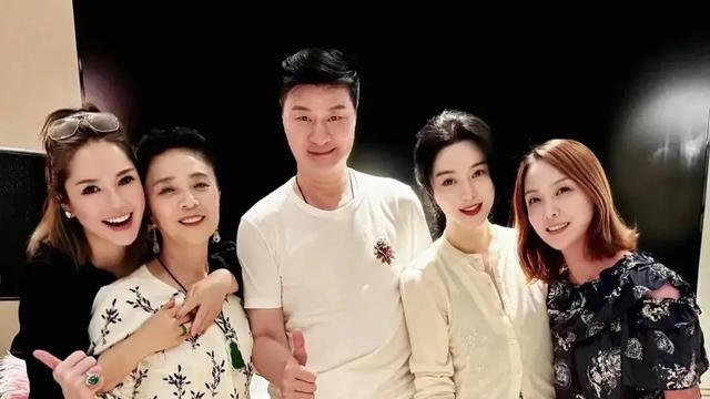 41岁范冰冰全家照流出，67岁妈妈长相年轻打扮时髦，21岁弟弟帅气