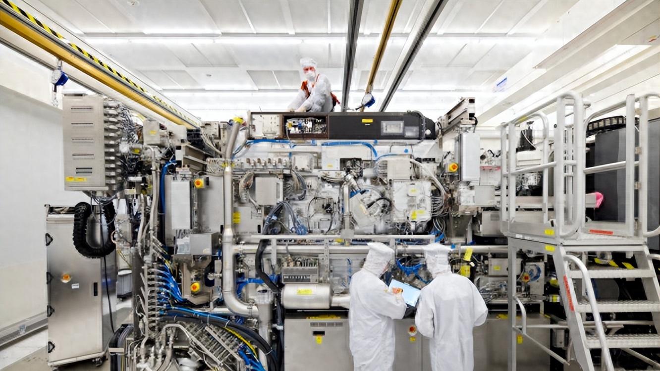 中国官宣最新光刻机！西方的阴谋破产，美荷科技霸主地位受冲击！