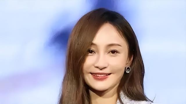 42岁姚笛回国后首现身，带儿子出门游玩引热议，网友：文章亏大了