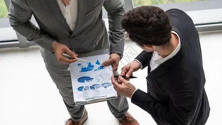 如果领导不搭理你，你也不搭理他，你比他更好面子，最后谁会吃亏