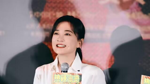 贾玲亮相广州路演，干练装扮迷人梨涡神似许晴，所戴手表意义非凡