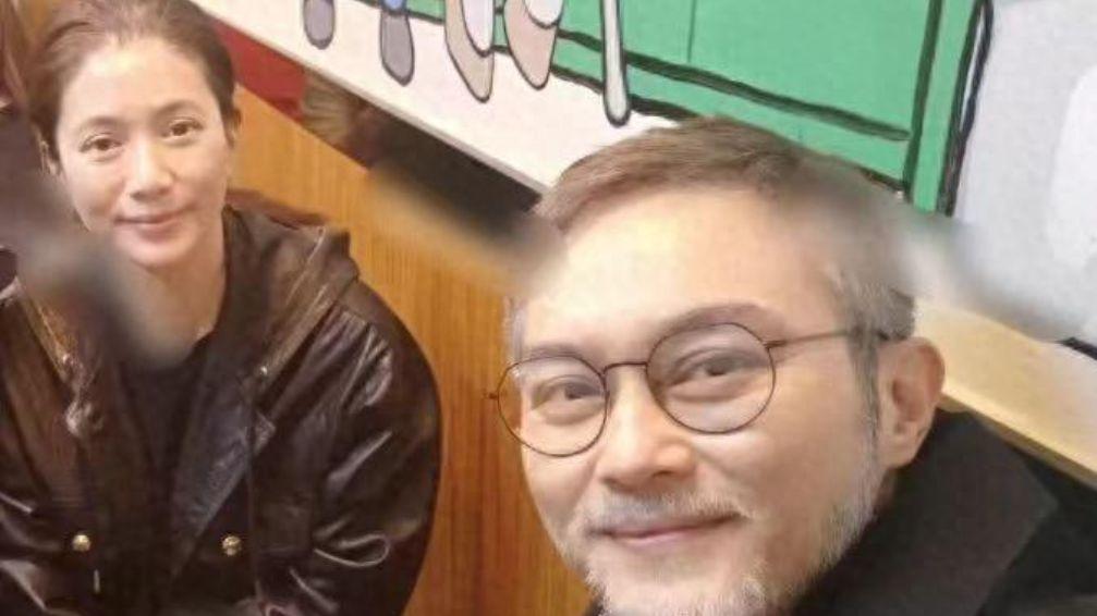 52岁张智霖近照曝光，胡子花白老态尽显，与袁咏仪同框像父女