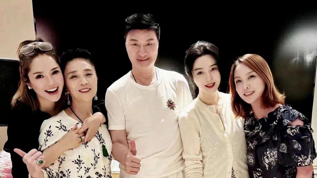 43岁范冰冰和父母同框，72岁父亲英俊帅气，68岁妈妈看着比女儿还有气质