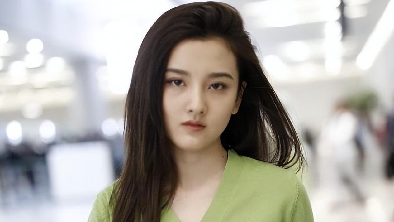 “消失”1年后，再看宋祖儿如今的“窘境”，才明白啥叫红气养人