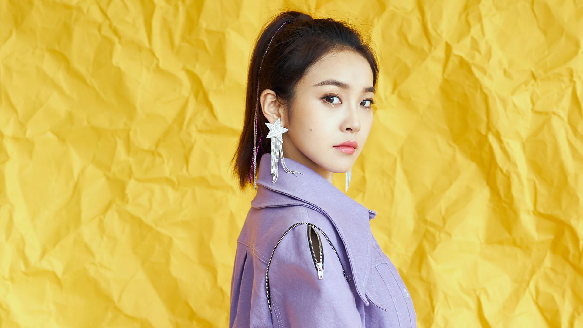 张佳宁素颜出行少女感爆棚，座驾故障竟淡定闲逛，状态引关注