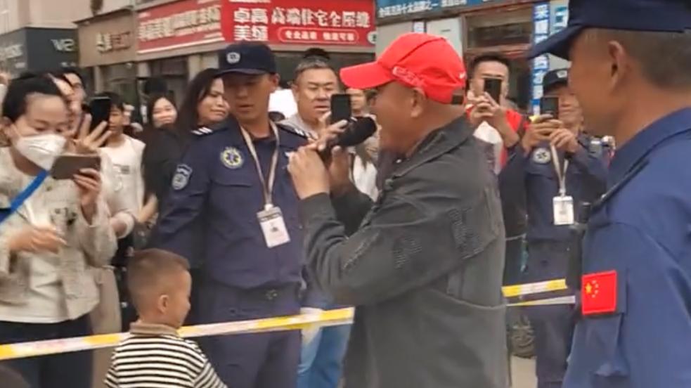 61岁谢东现身小县城商演！5万元唱三首歌，晚年生活过得并不潇洒