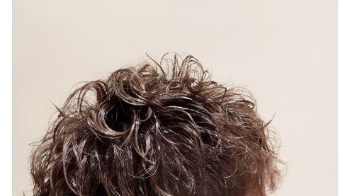 女士推边纹理烫短发，利落蓬松真时尚，很适合40岁以上的姐妹