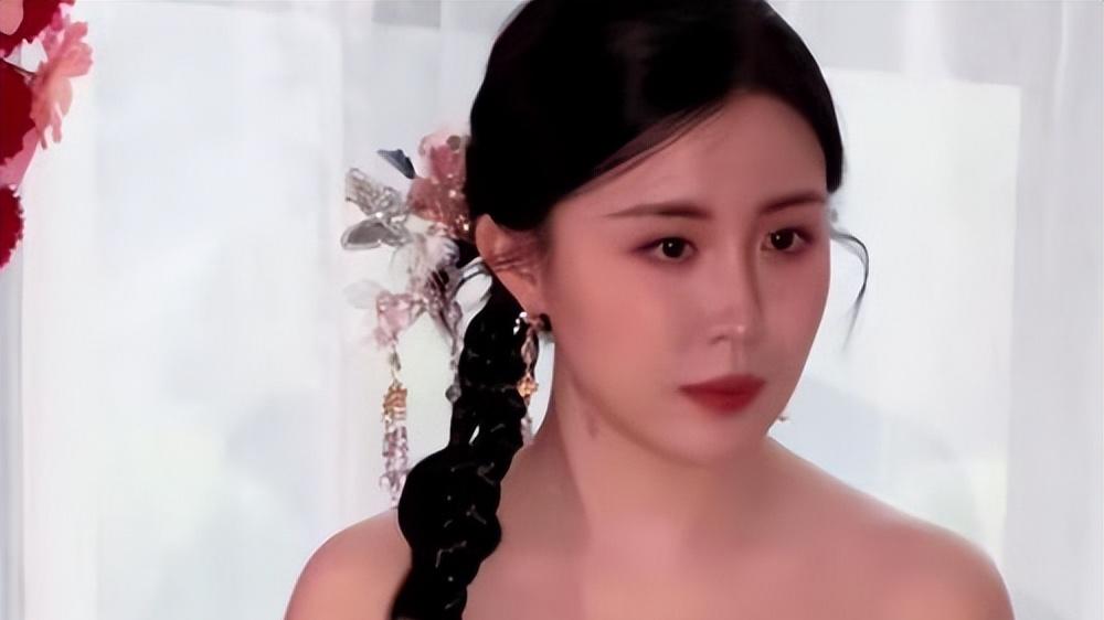 关小平女儿大婚：亲家公身份高贵不便出席，亲家母戴墨镜上台致辞