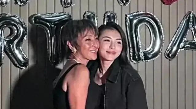 上山诗钠60大寿宴：梁朝伟被搂，古天乐变化大，邱淑贞56似36岁