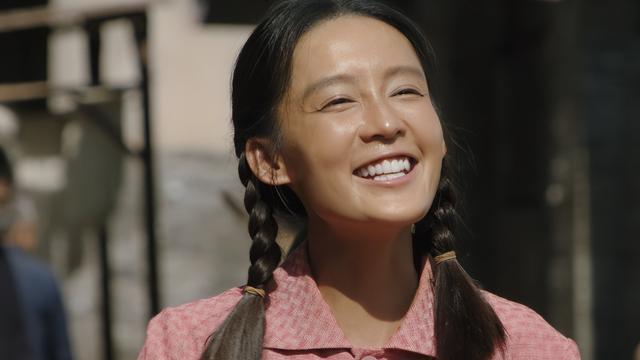 嘴包不住牙，牙龈萎缩发黑，明星假牙后遗症终于藏不住了！