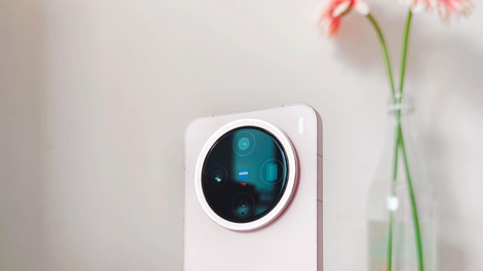 国产顶尖“小钢炮”，3nm芯片+16GB+1TB+100倍变焦，支持无网通信