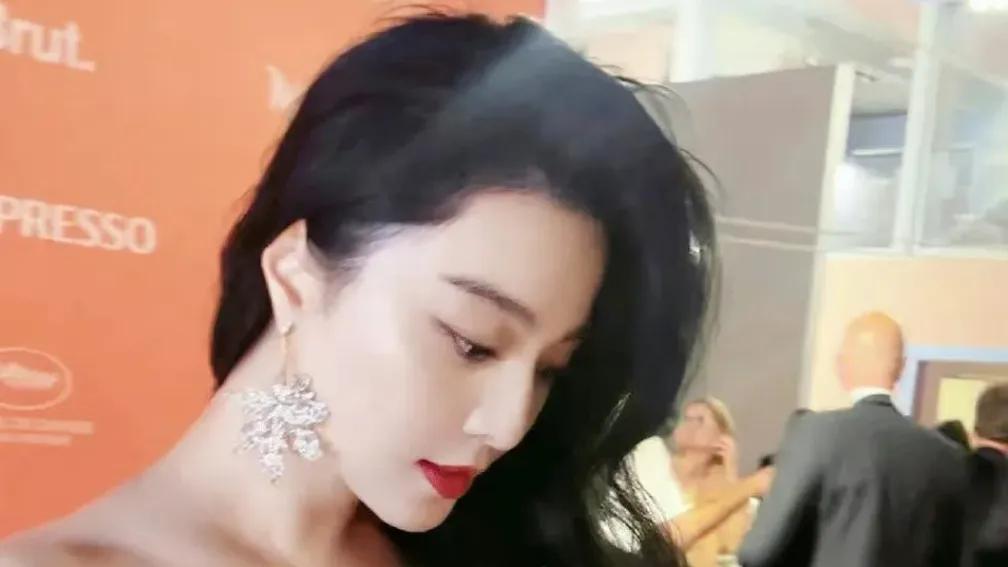 范冰冰时隔13年再战戛纳！一袭金色玻璃裙美成人间富贵花，老外都看痴了！