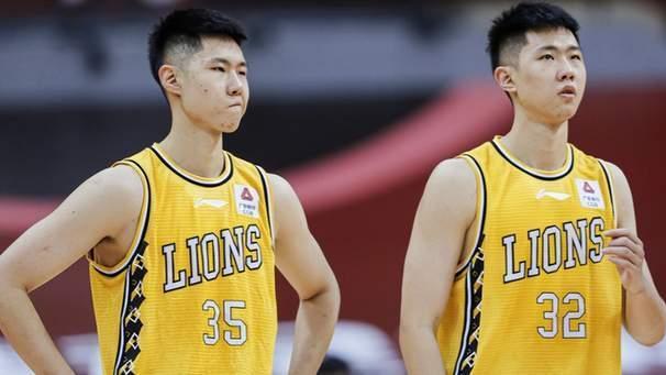 胡金秋结婚典礼！身穿帅气西装，新娘温婉大气，双胞胎兄弟当伴郎