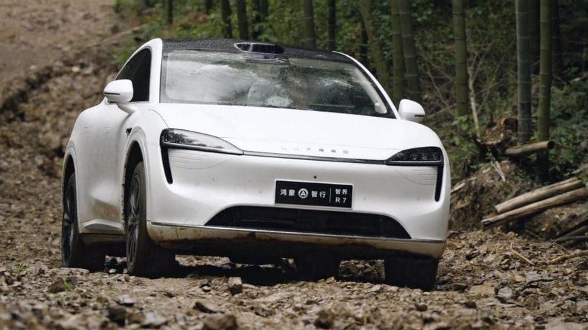 智界R7动态评测首发，强悍性能树立全新行业标杆