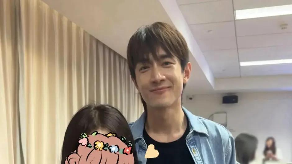 林更新上戏读博士，被多位年轻漂亮女同学贴身合影，像误入盘丝洞