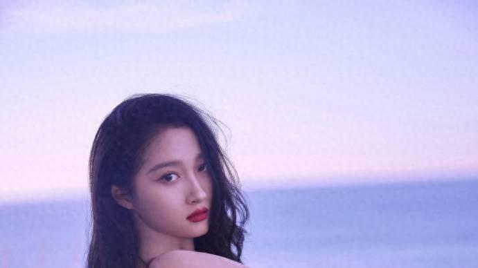 关晓彤瑜伽裤名场面，细长美腿挡不住，自律塑造优雅身材