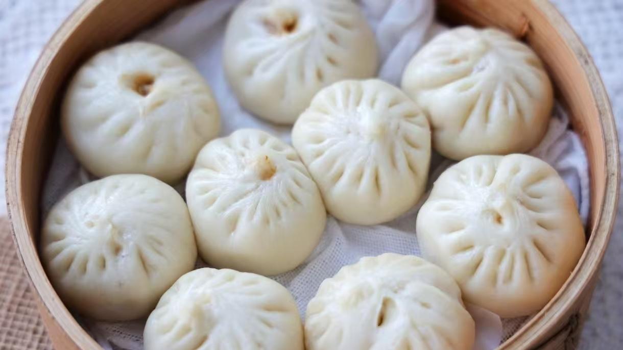一口小笼包，满满鲜香绕。