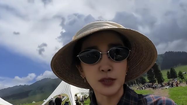 51岁李冰冰带父母游新疆引热议，网友：可惜没结婚，缺个男友开车