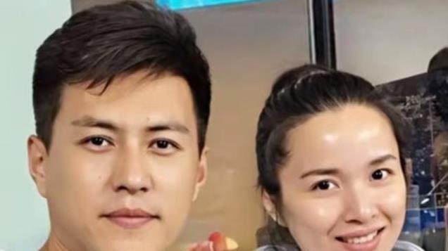 靳东带妻儿度假，10岁哥哥已经高出妈妈肩膀，母子三人同款大长腿