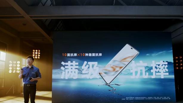 荣耀新机太硬核！卡车压不坏，同级唯一卫星通信，只卖1199起…