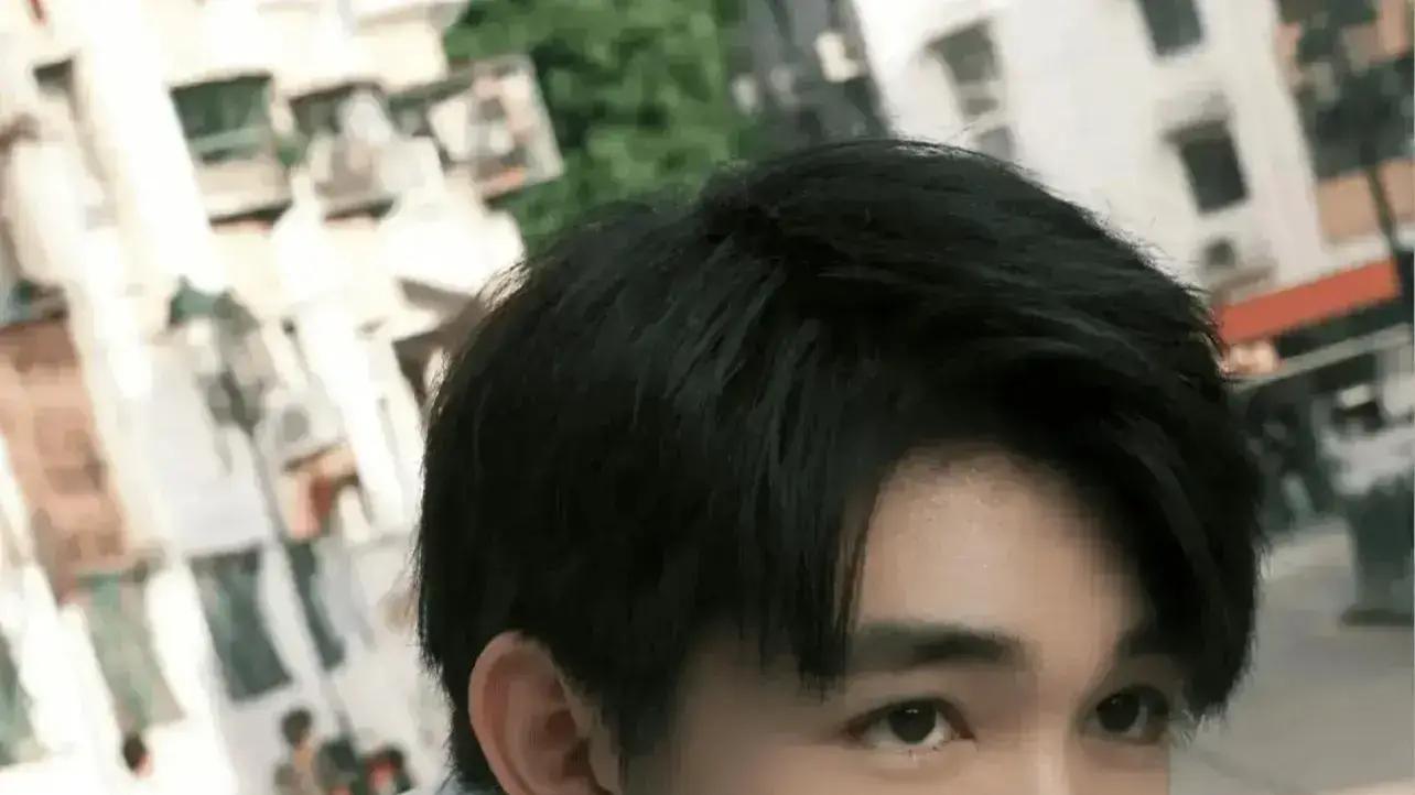 星途尽毁！最有潜力00后小生突然割了双眼皮秒变大伯父，不忍拒看